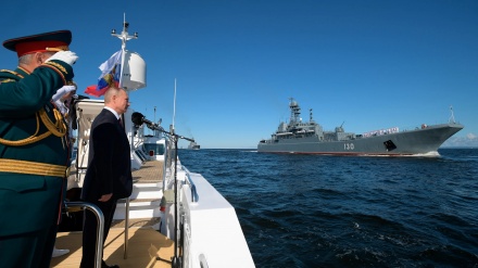 普京出席俄海军节阅兵活动，称今年将有30艘舰艇加入俄海军