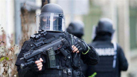 Fransız polisinin başörtülü bir kadına saldırıp başındaki örtüyü kaldırması
