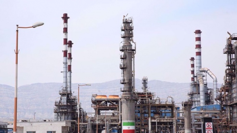 The photo shows a view of Bandar Abbas Oil Refinery in southern Iran.
