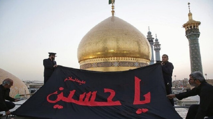 Muharrem ayı münasebetiyle Seyyidu Şuheda (as) kutsal türbesinin bayrağının değiştirilmesi