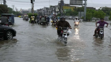 पाकिस्तान में दर्जनों लोगों की गई जान, हाई अलर्ट जारी