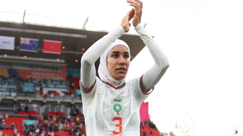 मोरक्को की महिला फुटबॉल खिलाड़ी नोहेला बेनज़ीना। 