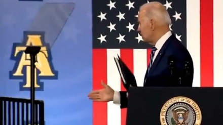 (VIDEO) Biden sembra stringere mani invisibili!
