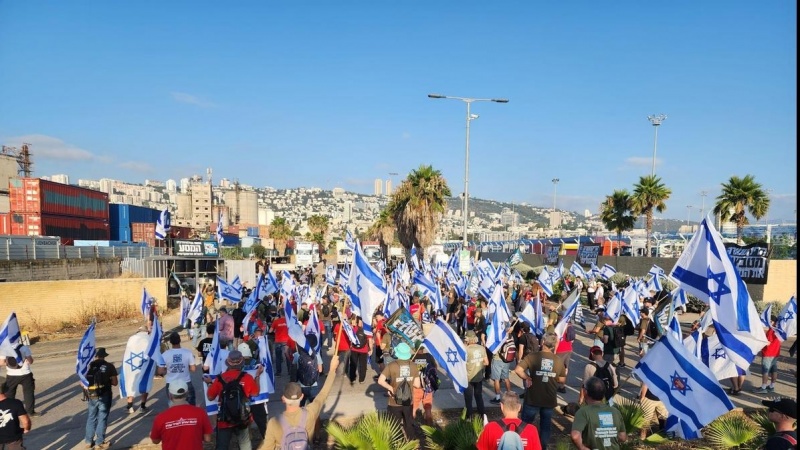 מפגינים נגד המהפכה המשפטית חסמו את כניסת המשאיות לנמל חיפה