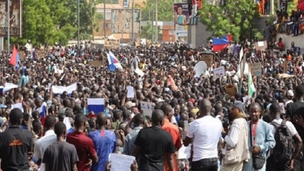 نایجیریا کښې د فرانسې په سفارت باندې د معترضانو حمله