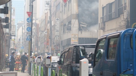 東京・新橋のビルで火災、ガス爆発か
