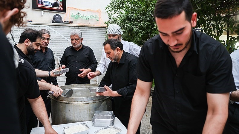 Panitia penyedia konsumsi gratis untuk acara duka Muharam, Iran.