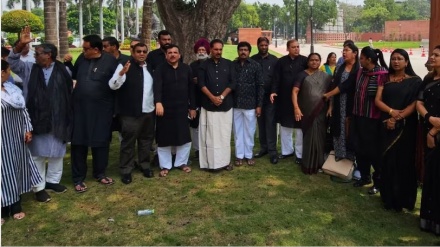 মণিপুর ইস্যুতে ‘ইন্ডিয়া’ জোটের 'কালো প্রতিবাদ', মোদী সরকারকে চাপে ফেলতে মাঠে বিরোধীরা  