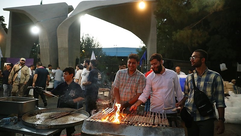 Kebab gratis untuk warga Tehran yang menghadiri perayaan Ghadir Khum, Jumat (7/7/2023).