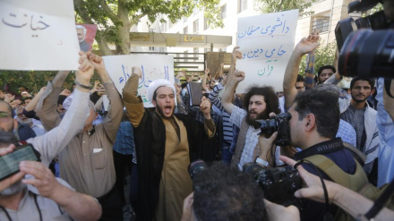 	(FOTO) Iran, protesta davanti all'ambasciata svedese per la profanazione al sacro Corano - 2