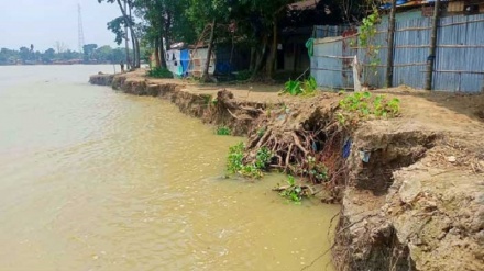 বন্যার পানি কমছে, বাড়ছে নদী ভাঙ্গন; খোলা আকাশের নিচে নির্ঘুম নদীপাড়ের মানুষ 