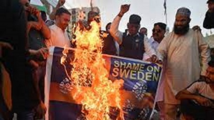 Esplode la rabbia in Pakistan per il rogo del Corano in Svezia