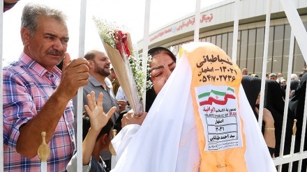Kloter Pertama Jemaah Haji Iran Kembali, Keluarga Menyambut Gembira (2)
