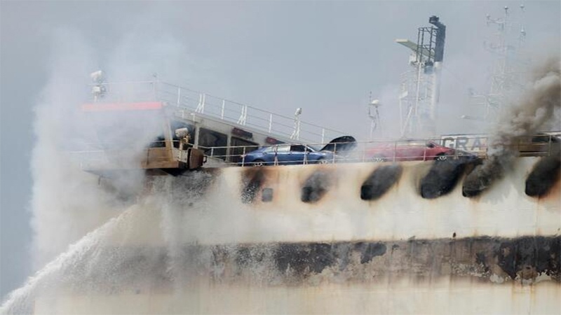 कारों को ले जा रहे कार्गो जहाज़ में लगी आग, भारतीय नाविक की मौत