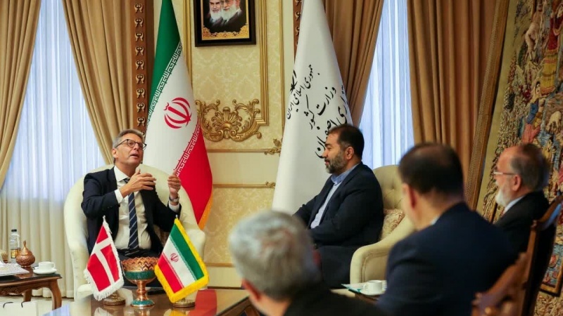 イランに駐在するデンマーク大使とイスファハーンの当局者らの会談