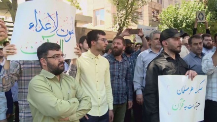 Angry protesters set Swedish flag ablaze in Tehran over Qur'an desecration 