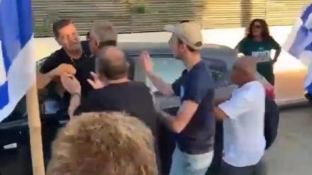 גבר תקף מפגינים נגד המהפכה המשפטית ביישוב עומר