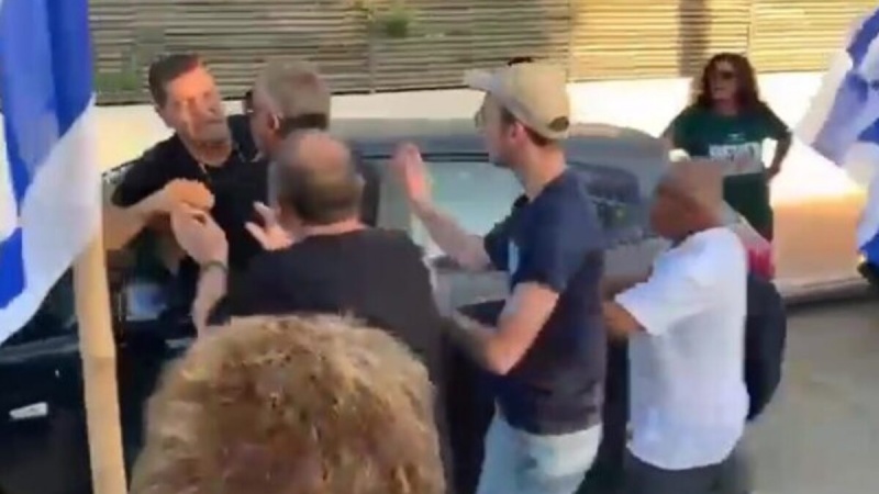 גבר תקף מפגינים נגד המהפכה המשפטית ביישוב עומר