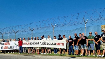 'No Nato No armi a Kiev': manifestazione anti Nato a Pisa