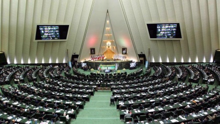 Paris doit changer de politique au lieu d'agir sous l'influence de l’OMK (député iranien)