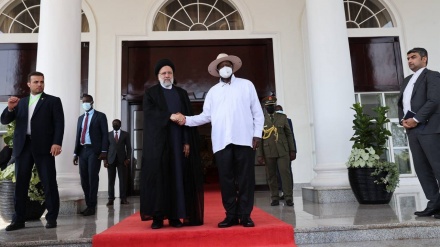 Rais Raisi alakiwa rasmi na Rais Yoweri Museveni wa Uganda Ikulu ya Entebe