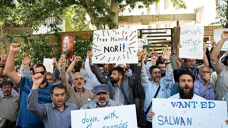 Mahasiswa dan warga Iran unjuk rasa di Depan Kedubes Swedia, Jumat (30/6/2023).