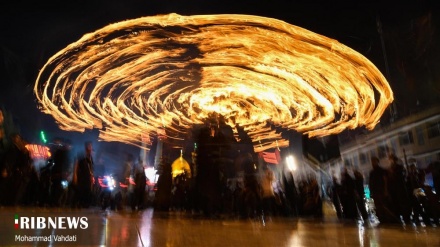 Rituali i mbajtjes së pishtarit të Nexhafinjve që jetojnë në Mashhad në natën e Tasu'a-s