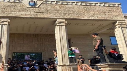 עיראק: מאות מפגינים הציתו את שגרירות שבדיה בבגדד