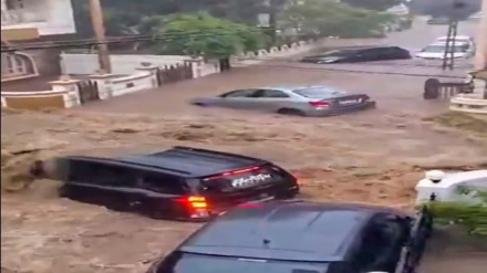 जूनागढ़ में भारी बारिश, सड़कें नदियां बन गईं, कारें खिलौनों की तरह बहने लगीं