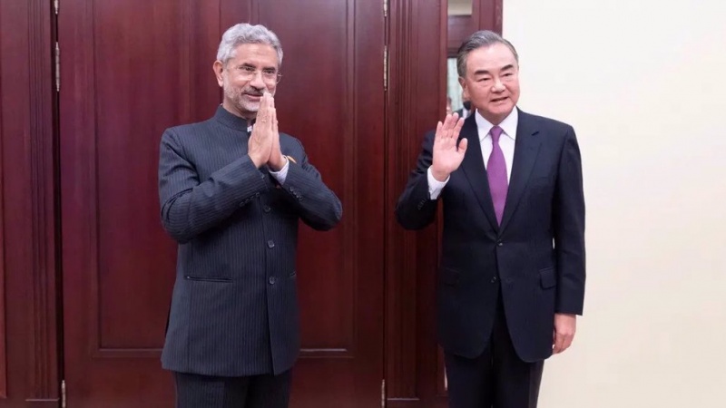  China, India discuss better ties, easing border row 