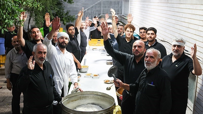 Panitia penyedia konsumsi gratis untuk acara duka Muharam, Iran.