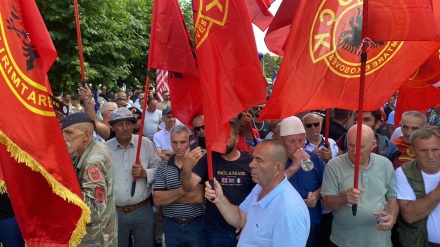 Veteranët e UÇK protestojnë kundër ligjit për pagën minimale, ndihen të përjashtuar