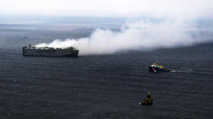 Grosso incendio a nave cargo: a bordo c'erano 500 auto elettriche