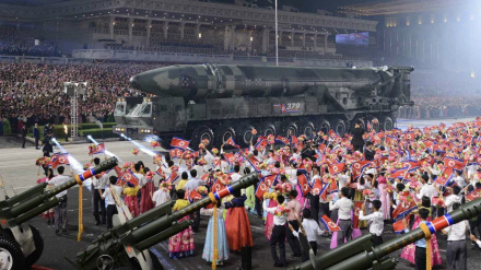 Corea del Nord, alla parata presentati nuovi droni e missili + VIDEO