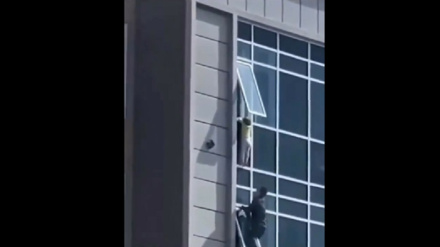 Пәтердің 8-ші қабатының терезесінде асылып тұрған бала аман қалды   