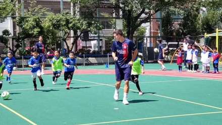 PSGの選手がサッカー教室、小学生と交流