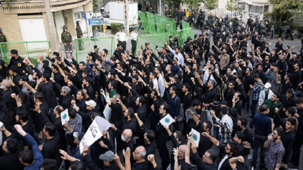 İranlıların Tahran'daki İsveç Büyükelçiliği önünde protesto eylemi