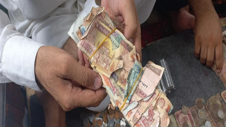 ننګرهار کې د زړو افغاني بانکنوټونو شتون اوس هم د پلورونکو او پېرېدونکو تر منځ د شخړو او سرخوږي لامل دی، په دې اړه زموږ د همکار راپور ته غوږ شئ