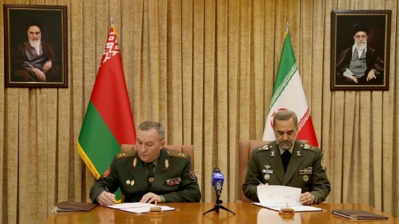 ベラルーシのフレニン国防相とイランのアシュティヤーニー国防軍需相