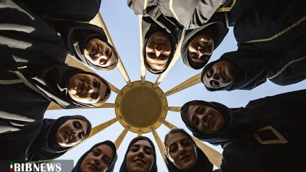 (FOTO DEL GIORNO) Neolaureate in Medicina presso la tomba di Avicenna a Hamadan