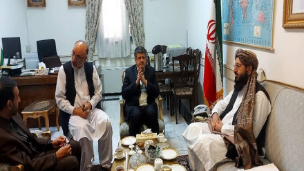 د افغانستان د سفارت مشر د ایران له یوه چارواکي سره کتنه کړي ده