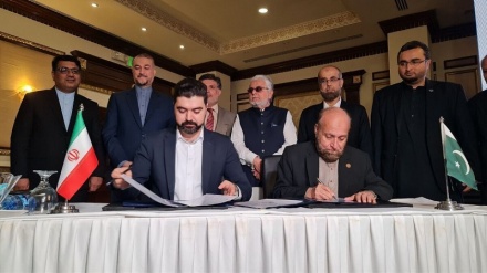Firma del documento di cooperazione tra la Camera di Commercio dell'Iran e Karachi