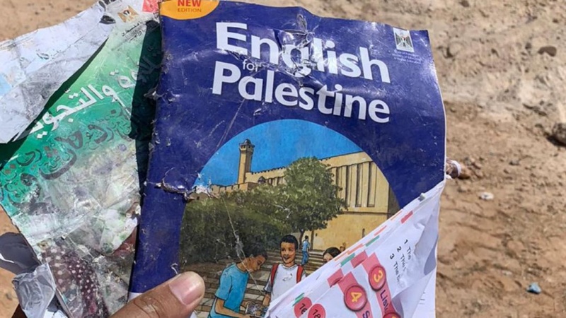Buku pelajaran siswa Palestina di bekas bangunan sekolah Palestinadi Ramallah.