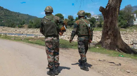 भारत के मणिपुर में फिर तीन हत्याएं, कई घर आग के हवाले