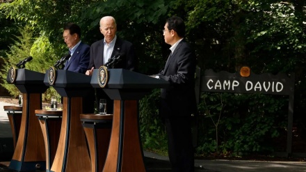 バイデン氏が岸田首相とユン大統領との記者会見で奇妙な行動