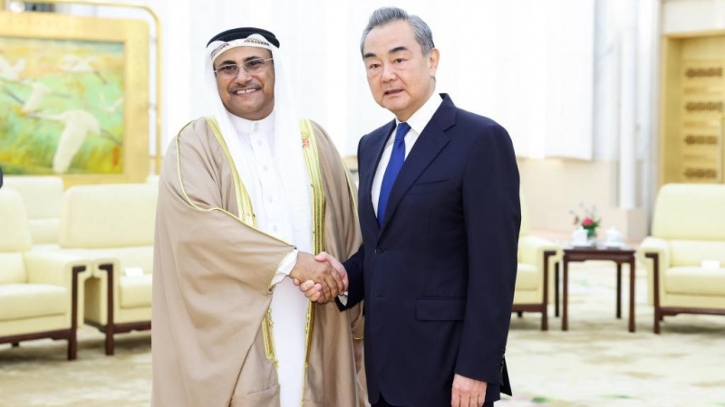 中国の王毅外相とアラブ議会のアデル・アル・アスーミー議長