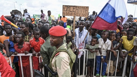 Niger protesters vow to storm French base if troops do not leave within a week