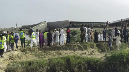 پاکستان کې د اورګاډي چپه کېدو په پېښه کې ۳۰ تنه مړه شوي