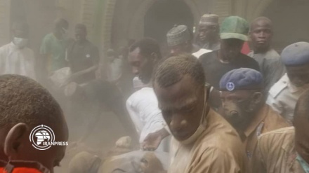 (VIDEO) Nigeria, parte di una moschea è crollata