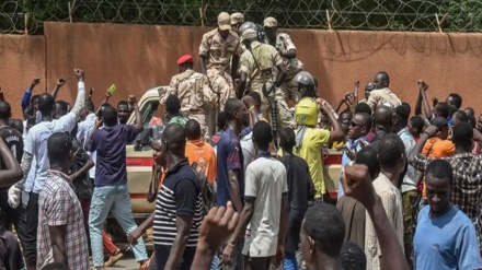 Rakyat Niger Kepung Pangkalan Militer Prancis